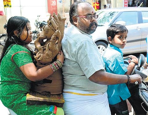 சென்னையில் விநாயகர் சதுர்த்தி கோலாகலம்: 3 ஆயிரத்துக்கும் அதிகமான சிலைகள் பிரதிஷ்டை - கோயில்களில் சிறப்பு வழிபாடு
