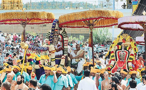 திருப்பதி பிரம்மோற்சவம் 5-ம் நாள் விழா கருட வாகனத்தில் உற்சவர் பவனி