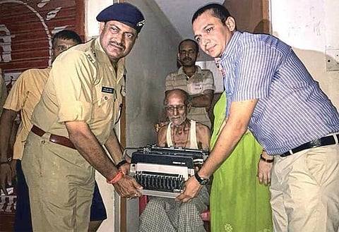 தட்டச்சு இயந்திரம் நொறுக்கப்பட்ட உத்தரப்பிரதேச முதியவருக்கு ரூ.1 லட்சம் நிதி