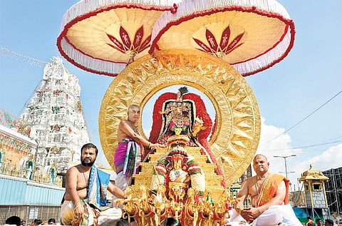 திருப்பதி பிரம்மோற்சவம்: சூரிய பிரபையில் ஏழுமலையான் பவனி