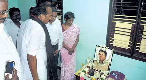 பெண் டிஎஸ்பி வீட்டில் வைகோ அஞ்சலி