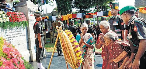 இந்தியா-பாகிஸ்தான் போர் வெற்றி விழா: போர் நினைவிடத்தில் ராணுவத்தினர் அஞ்சலி