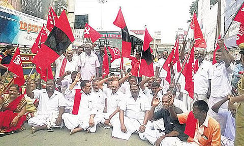 சம்பா பயிரை காப்பாற்ற கோரி டெல்டா மாவட்டங்களில் ரயில், சாலை மறியல்