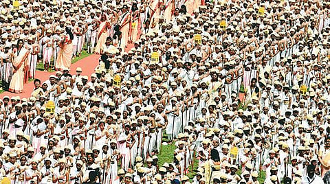 பெங்களூருவில் 4,605 மாணவர்கள்: காந்தி வேடமணிந்து கின்னஸ் சாதனை