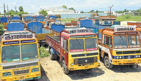 2-வது நாளாக லாரிகள் வேலை நிறுத்தம்: ரூ.30 ஆயிரம் கோடி சரக்குகள் தேக்கம் - அத்தியாவசிய பொருட்கள் விலை உயரும் அபாயம்