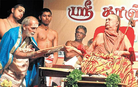 மாணவியை விமானத்தில் அனுப்பிவைத்து உதவிய 4 பேருக்கு ஜெயேந்திரர் விருது வழங்கி பாராட்டு