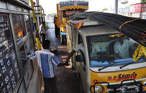 சுங்கச்சாவடி கட்டண வசூலால் ஆண்டுதோறும் அரசு போக்குவரத்துக் கழகங்களுக்கு ரூ.900 கோடி கூடுதல் செலவு