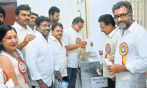 போலி கையெழுத்து மூலம் முறைகேடாக தபால் ஓட்டுகளைப் போட திட்டம்: சரத்குமார் அணி மீது விஷால் தரப்பினர் போலீஸில் புகார்