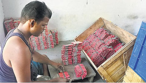 நெருங்கி வரும் தீபாவளிப் பண்டிகை: சிவகாசியில் இறுதிகட்ட பட்டாசு தயாரிப்பு தீவிரம் - 500-க்கும் மேற்பட்ட கடைகள் திறப்பு