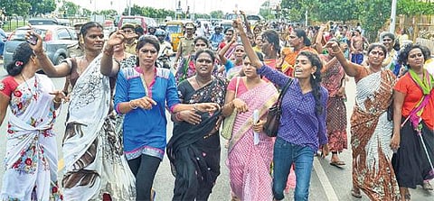 குடிசை மாற்று வாரிய வீடுகளை ஒதுக்கீடு செய்ய வலியுறுத்தி திருநங்கைகள் போராட்டம்: போலீஸாருடன் தள்ளுமுள்ளு