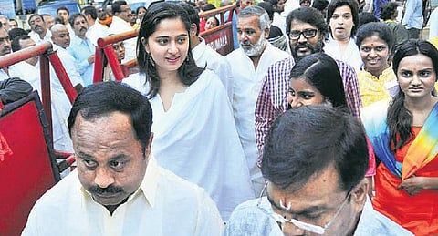 ருத்ரமாதேவி வெற்றிபெற திருப்பதியில் அனுஷ்கா தரிசனம்