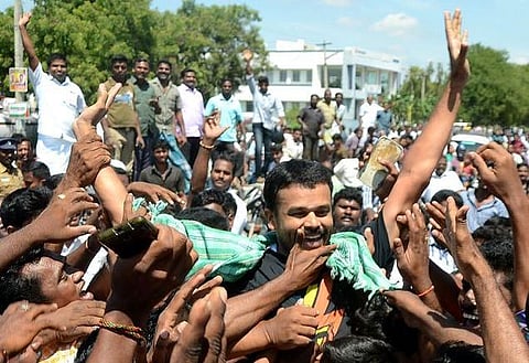 கோகுல்ராஜ் கொலை வழக்கில் தேடப்பட்டு வந்த யுவராஜ் சிபிசிஐடி அலுவலகத்தில் சரண்: 16 சோதனைச் சாவடிகள் அமைத்தும் போலீஸில் பிடிபடவில்லை