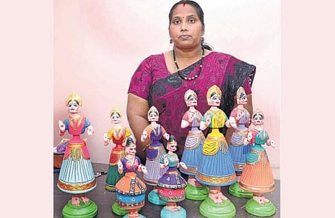 தஞ்சாவூர் தலையாட்டி பொம்மை தயாரிக்கும் பெண்கள்: அயல்நாட்டினரை கவரும் ‘டான்சிங் டால்’