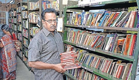 பழைய புத்தகங்களை பைண்டிங் செய்து உயிர்கொடுக்கும் ஓய்வுபெற்ற ஊழியர்: மதுரை அருகே புதுப்பொலிவு பெற்ற அரசு நூலகம்