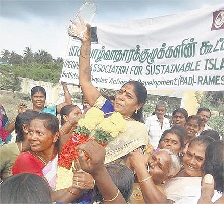 அமெரிக்காவின் விருதுபெற்று திரும்பிய மீனவப் பெண்ணுக்கு வரவேற்பு