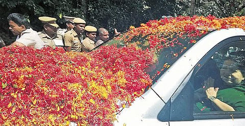 கோடநாட்டில் முதல்வருக்கு மலர் தூவி வரவேற்பு