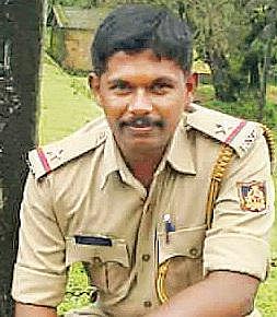 பெங்களூரு அருகே பயங்கரம்: திருடர்களை விரட்டிய எஸ்.ஐ. கத்தியால் குத்திக் கொலை- படுகாயமடைந்த 2 காவலர்கள் மருத்துவமனையில் அனுமதி