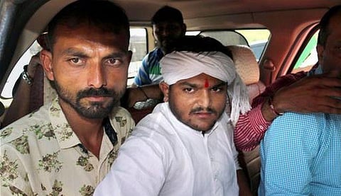 தேசியக் கொடியை அவமதித்ததாக ஹர்திக் படேல் கைது