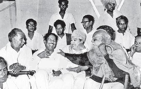 அண்ணாவும் பெரியாரும் எங்கே பிரிந்தார்கள்?