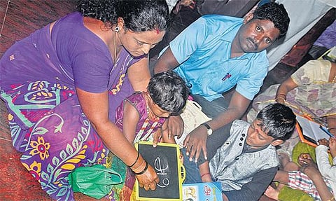 விஜயதசமி விழாவையொட்டி கூத்தனூர் சரஸ்வதி கோயிலில் குழந்தைகளுடன் குவிந்தனர் பெற்றோர்