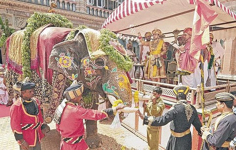 யானைகள் சூழ தீப்பந்த ஊர்வலம்: மைசூரு தசரா கோலாகலமாக இன்று நிறைவு - ஆயிரக்கணக்கான சுற்றுலா பயணிகள் குவிந்தனர்