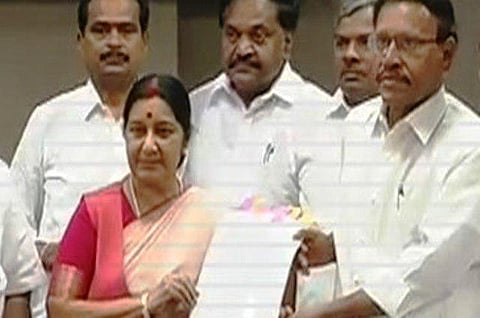 மீனவர்கள் பிரச்சினைக்கு நிரந்தர தீர்வு காண கோரி மனு: மத்திய அமைச்சர் சுஷ்மாவுடன் அதிமுக எம்.பி.க்கள் குழு சந்திப்பு