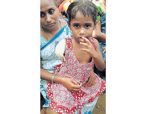 பேரணாம்பட்டு அருகே மாணவி கை அகற்றப்பட்ட விவகாரம்: தனியார் பள்ளியை உறவினர்கள் முற்றுகை