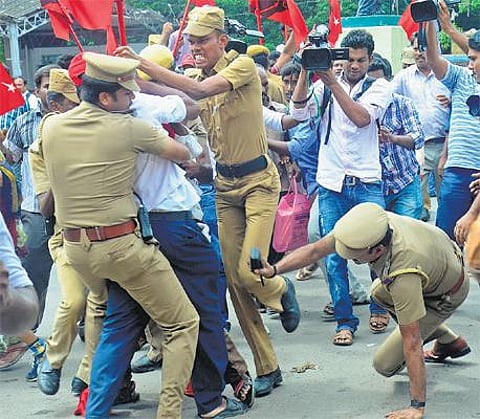 மக்கள் கலை இலக்கிய கழகத்தினர் கைது