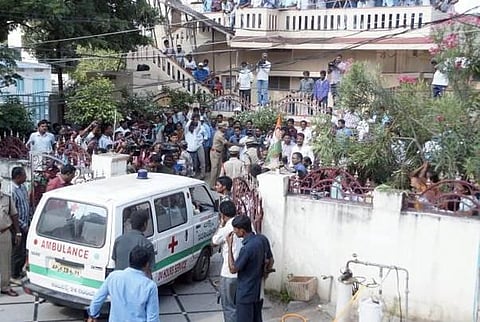 மருமகள், 3 பேரன்கள் மர்ம மரணம்: முன்னாள் எம்.பி., மனைவி, மகன் கைது