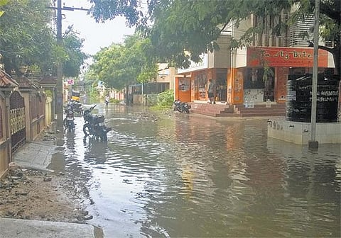 திருவள்ளூர் மாவட்டத்தில் குடியிருப்புகளை சூழ்ந்த வெள்ளம்: சாலைகள் மோசமானதால் அவதி