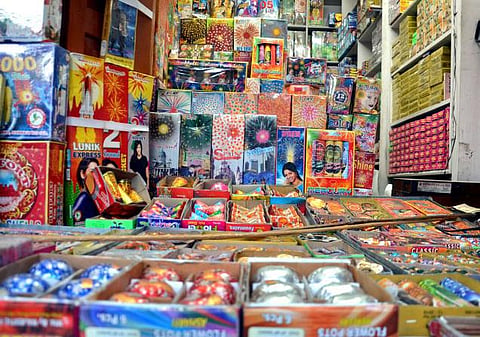 தீவுத்திடலில் அனுமதியின்றி விற்கப்பட்ட பட்டாசுகளை அதிகாரிகள் தடுக்கவில்லை: வியாபாரிகள் குற்றச்சாட்டு