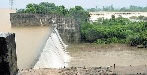 மதுராந்தகம் ஏரி நிரம்பியதால் மக்களுக்கு எச்சரிக்கை: வெள்ள பாதிப்பை தெரிவிக்க தொலைபேசி எண்கள் - காஞ்சிபுரம் மாவட்ட ஆட்சியர் தகவல்