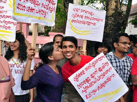 ஆன்லைனில் பாலியல் தொழில் புகார்: கேரள அன்பு முத்த போராளி பசுபாலன் கைது