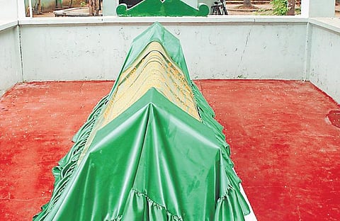 இறைநேசர்களின் நினைவிடங்கள்: அதிரையில் உறையும் மகான்