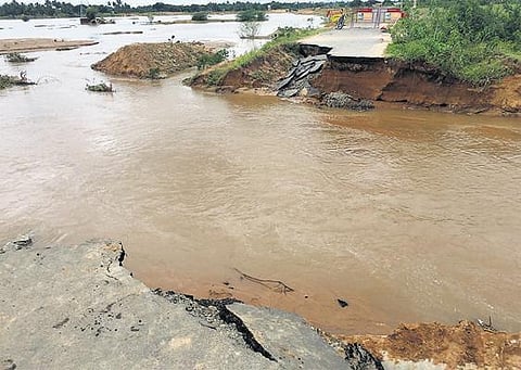 காஞ்சிபுரம் மாவட்டத்தில் வெள்ளப்பெருக்கு: 21 ஆயிரம் ஏக்கர் நெற்பயிர்கள் மூழ்கின - 470 கி.மீ. நீளத்துக்கு சாலைகளும் சேதம்