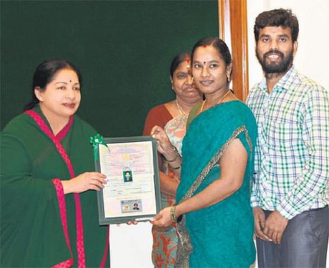 1.48 லட்சம் பெண்களுக்கு தாலிக்கு 4 கிராம் தங்கம்: முதல்வர் ஜெயலலிதா வழங்கினார்