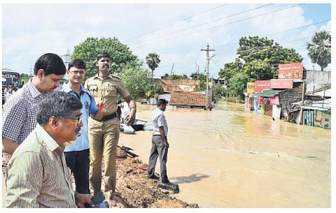 காட்டாற்று வெள்ளத்தால் திண்டாடியது தூத்துக்குடி: வீட்டு மாடிகளில் மக்கள் தஞ்சம்; படகுகள் மூலம் மீட்பு பணி