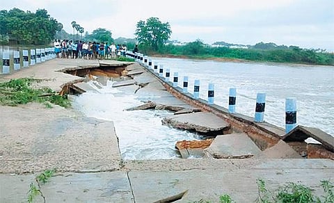 பல இடங்களில் போக்குவரத்து துண்டிப்பு: தீவுபோல மாறிய திருவள்ளூர் மாவட்டம்