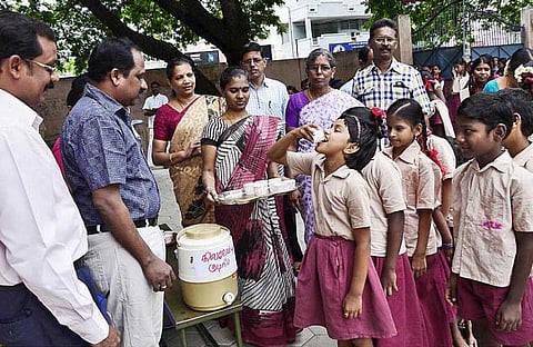 நிலவேம்பு குடிநீர் விநியோகம் தமிழகம் முழுவதும் தொடங்கியது