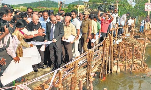 சென்னையில் வெள்ளச் சேதங்களை பார்வையிட்ட மத்தியக் குழு: சேதத்துக்கு போதிய நிவாரணம் கேட்டு காலில் விழுந்து கதறிய மக்கள்