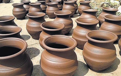 தை பொங்கலுக்கான மண் பானைகள் தயாரிப்பு பணி முன்னதாகவே தொடங்கின: தொடர் மழை இடராகிவிடுமோ என்ற அச்சம்
