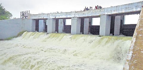 அதிக அளவில் நீரை தேக்கி வைத்து வெளியேற்றியதால் சென்னைக்கு குடிநீர் தரும் வீராணம் ஏரியில் வெள்ளப்பெருக்கு: கடலூர் மாவட்ட விவசாயிகள் அதிருப்தி