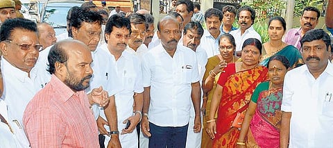 மாநகராட்சி கவுன்சிலரை தாக்கிய அதிமுகவினர் மீது நடவடிக்கை கோரி காவல் ஆணையரிடம் திமுக புகார்