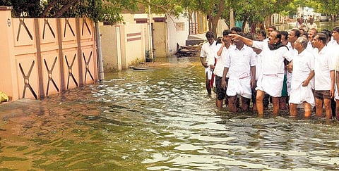 வெள்ளத்தால் பாதித்த தூத்துக்குடிக்கு மத்திய குழு வராததற்கு மாநில அரசின் அலட்சியமே காரணம்: மக்கள் நலக்கூட்டணி ஆர்ப்பாட்டத்தில் வைகோ குற்றச்சாட்டு