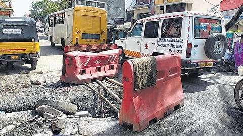 மழையால் சேதமடைந்த கழிவுநீர் குழிகள்: சாலை குறுகியதால் போக்குவரத்து நெரிசல்
