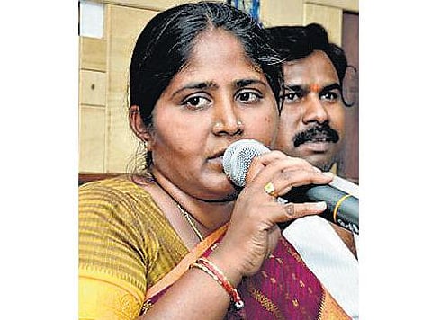 எனது கணவரை தவறாக சித்தரிக்கும் ‘கில்லிங் வீரப்பன்’ திரைப்பட பெயரை மாற்ற வேண்டும்: வீரப்பனின் மனைவி முத்துலட்சுமி கோரிக்கை