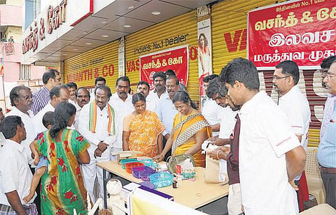 வெள்ளம் பாதித்த பகுதிகளில் வர்த்தக காங்கிரஸ் சார்பில் நிவாரண உதவிகள்