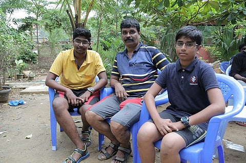 மழை முகங்கள்: துயரைப் பார்த்து அப்பாவுடன் களத்தில் இறங்கிய மகன்கள்!
