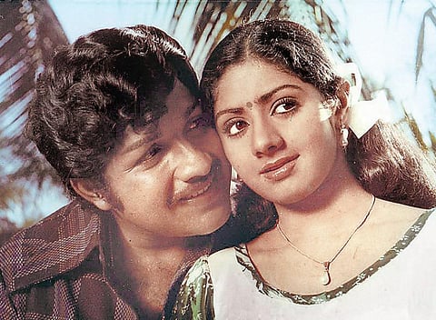 சூழல் ஒன்று பார்வை இரண்டு: தன்னை மறந்து மண்ணில் விழுந்து