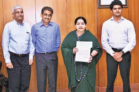 ராம்கோ சிமென்ட்ஸ் சார்பில் நிவாரணப் பொருட்கள் விநியோகம்: முதல்வர் வெள்ள நிவாரண நிதிக்கு ரூ.2 கோடி